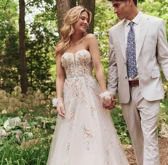 How to Choose a Dress that Complements Your Wedding Theme
